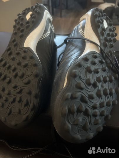 Футбольные бутсы adidas