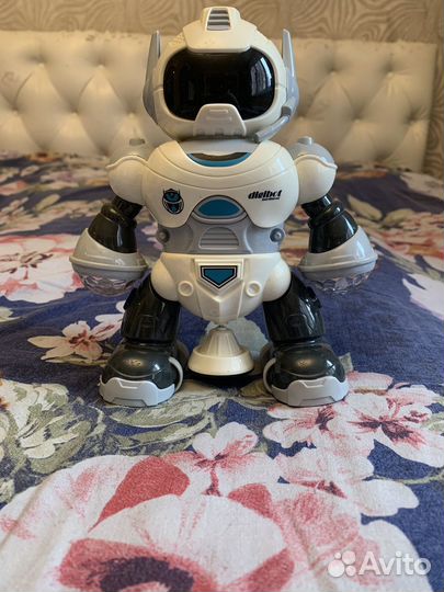 Игрушка робот