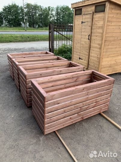 Скамейка. Стол. Клумба