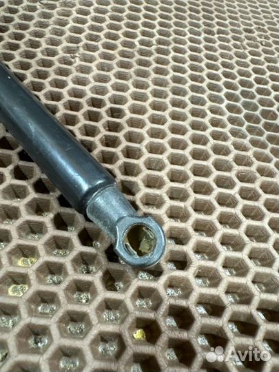 Амортизатор багажника задний Skoda Fabia 2