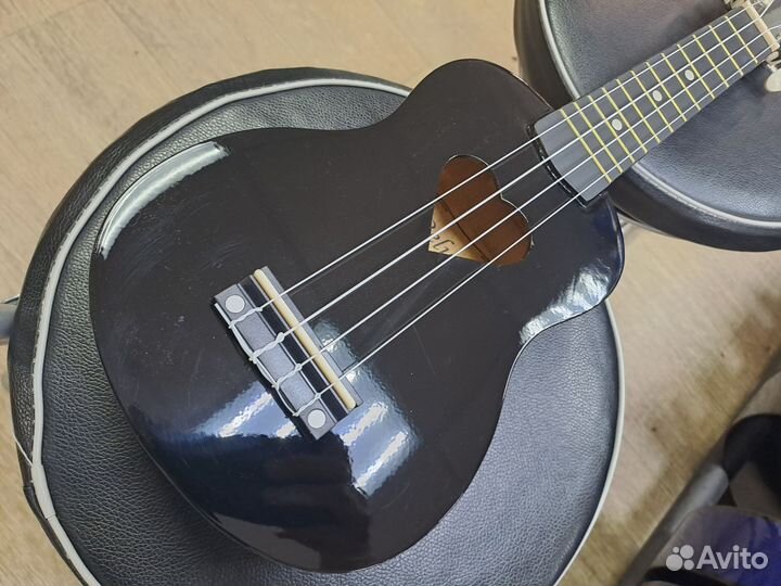 Укулеле чёрная с сердечком
