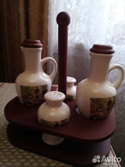 Набор для специй, масла, уксуса на деревянной подс