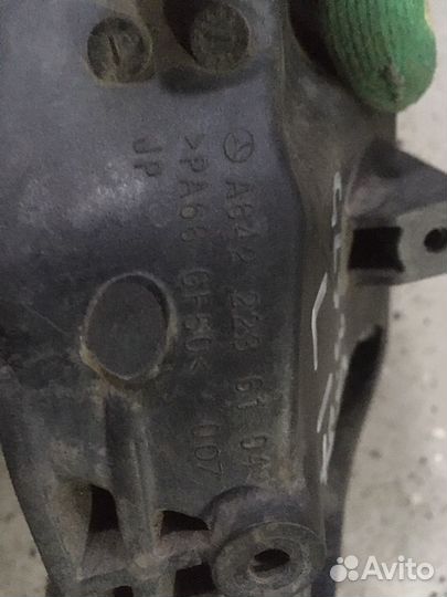 Кронштейн двигателя левый на Mercedes GLS 166