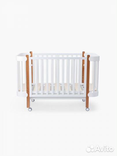 Детская кроватка с маятником