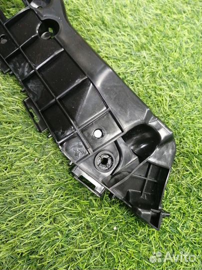 Крепление бампера переднее правое Toyota Rav4 CA40