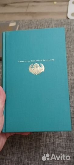 Книги много