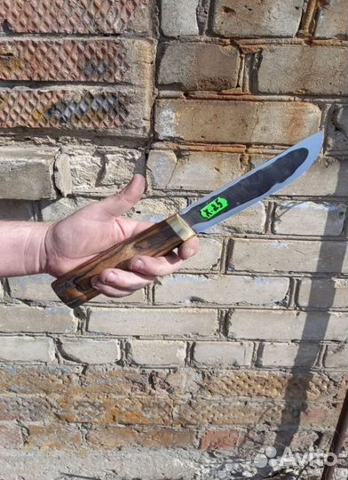 Нож охотничий заточку держит