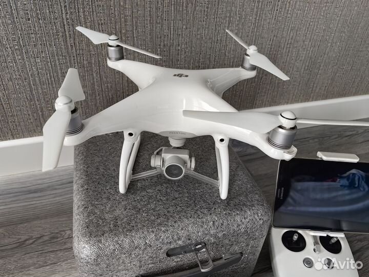 Квадрокоптер дрон DJI Phantom 4