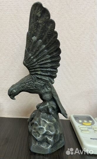 Бронзовая статуэтка орел