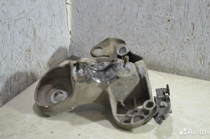 Кронштейн стабилизатора передний правый Volkswagen