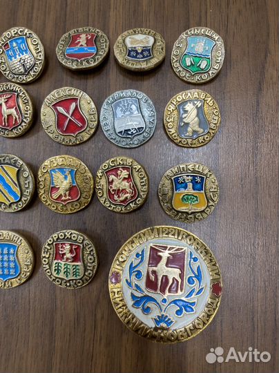 Продам комплект значков