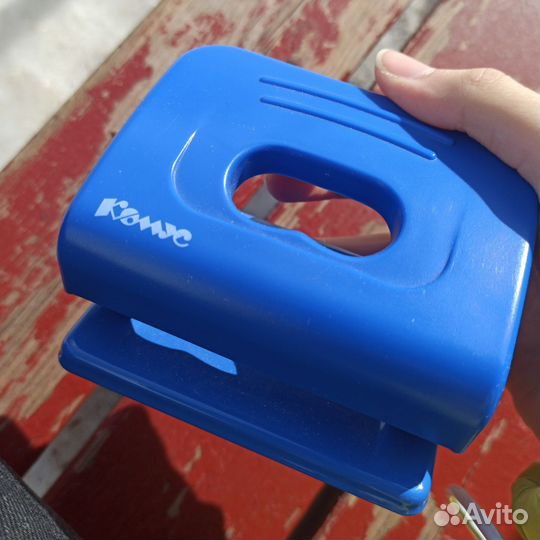 Дырокол на 2 отверстия Комус