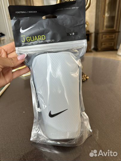 Футбольные щитки Nike