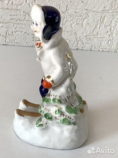 Фарфоровая статуэтка Мальчик Лыжник