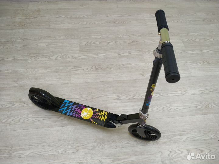 Самокат 2-х колесный детский черный с принтом