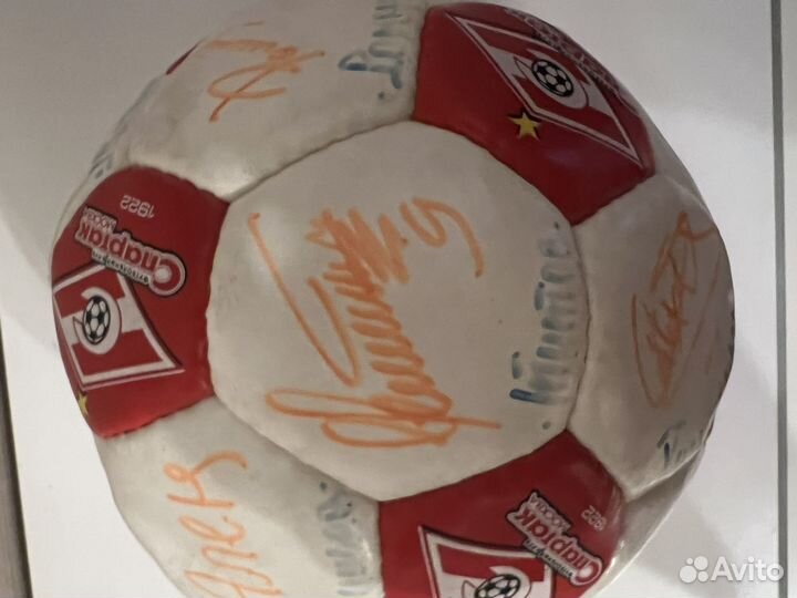 Футбольный мяч с автографами ветеранов Спартака