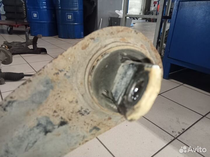 Задний кулак в сборе со ступицей левый Мазда 3 бк