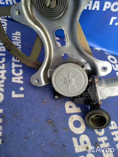 Передний левый стеклоподъемник. Toyota Alphard