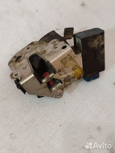 Замок задней левой двери bmw 5 e34