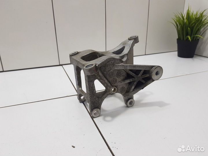 Кронштейн насоса гура (Zotye T600)