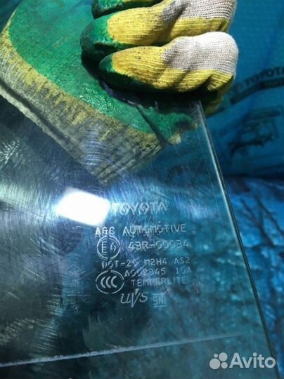 Стекло двери задней левой (форточка) Toyota Land