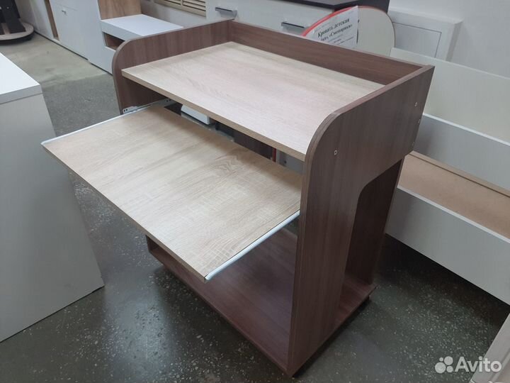 Стол компьютерный на колесиках