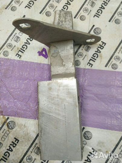 Кронштейн усилителя бампера задний правый Audi A4