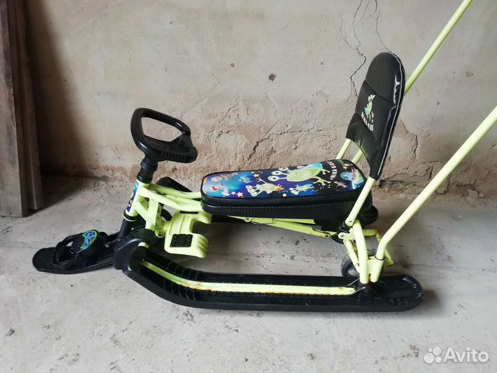 Детский снегокат со спинкой