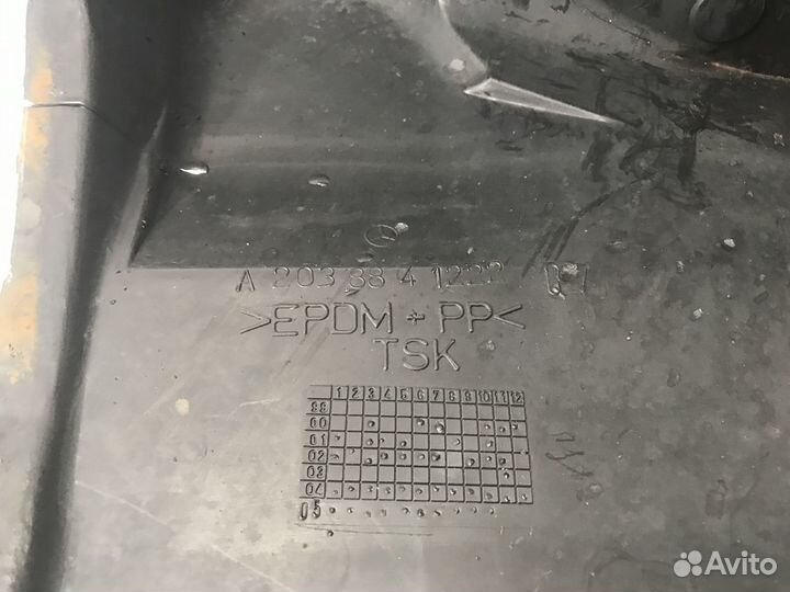 Подкрылок передний правый Mercedes C W203