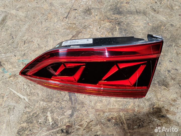 Фонарь крышки багажника правый Volkswagen Touareg