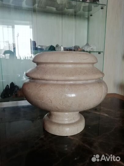 Вазы и настольные лампы из натурального камня