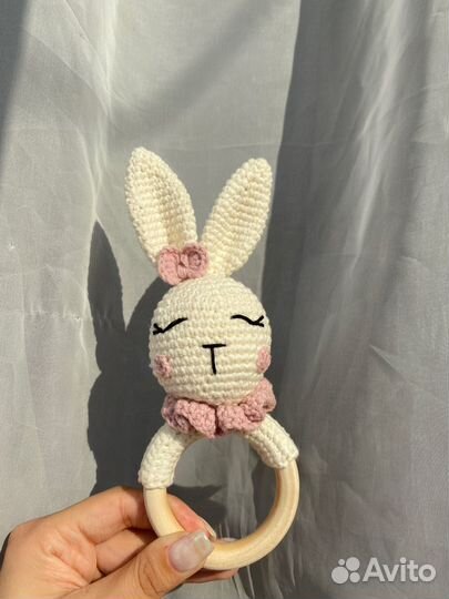 Вязаная игрушка погремушка грызунок