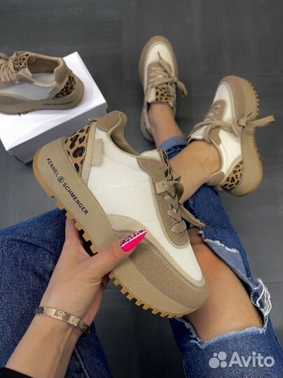 Кроссовки женские