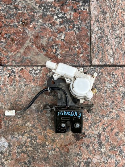 Замок задней левой двери mazda 3 bk