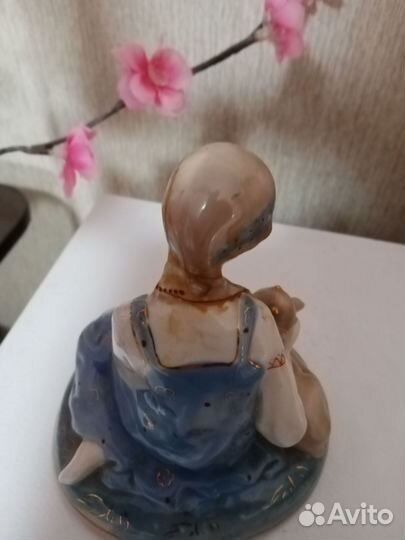 Фарфоровая статуэтка 