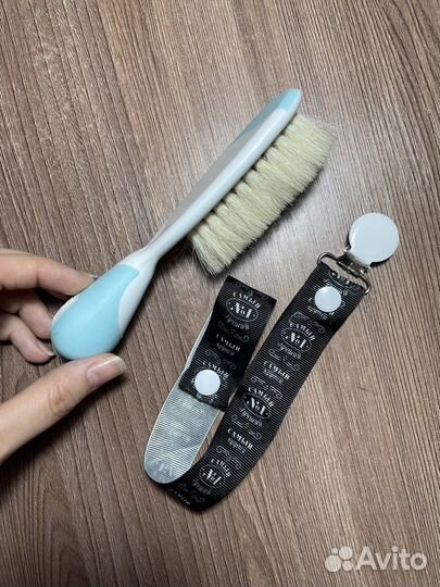 Расческа детская и держатель для соски