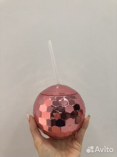 Бокал для напитка с соломинкой