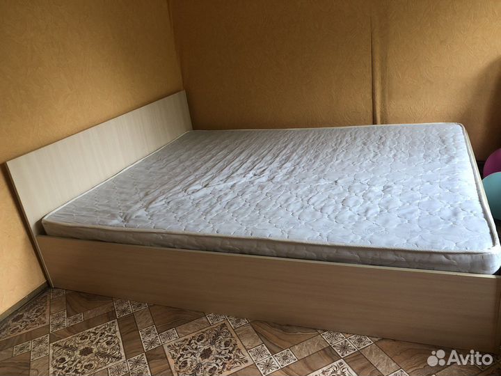 Кровать