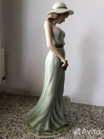 Статуэтка девушка с собачкой