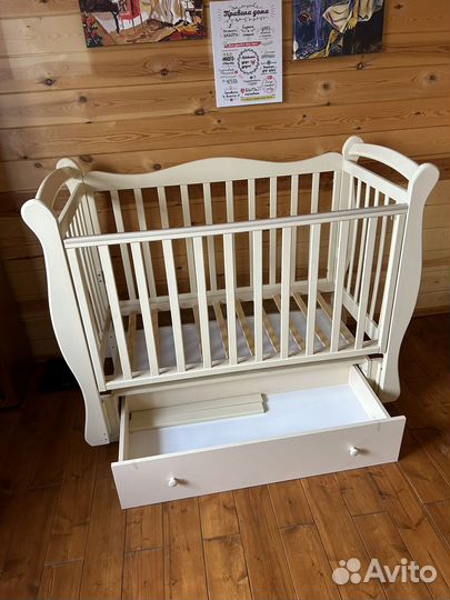 Детская кроватка с маятником и ящиком