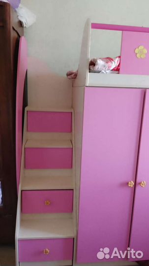 Детская кровать чердак со столом и шкафом