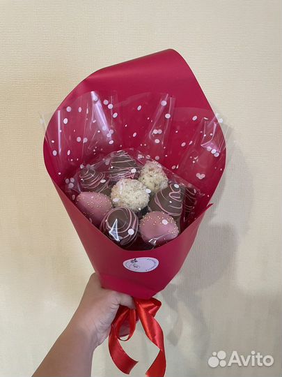 Букет клубники в шоколаде с цветами