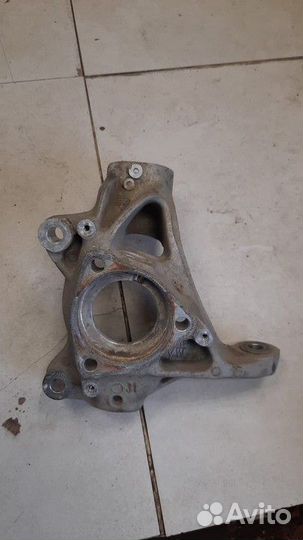 Кулак поворотный передний левый Volkswagen Passat