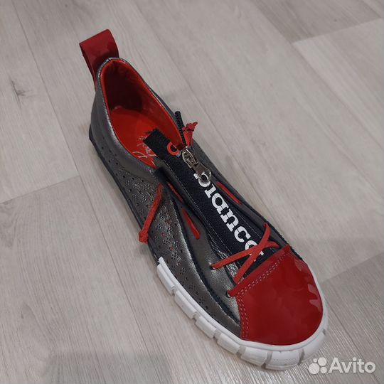 Кроссовки женские новые