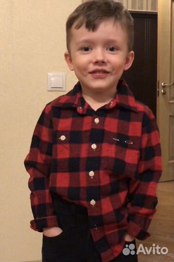 Для мальчика ветровка, джинсы, свитера и рубашки