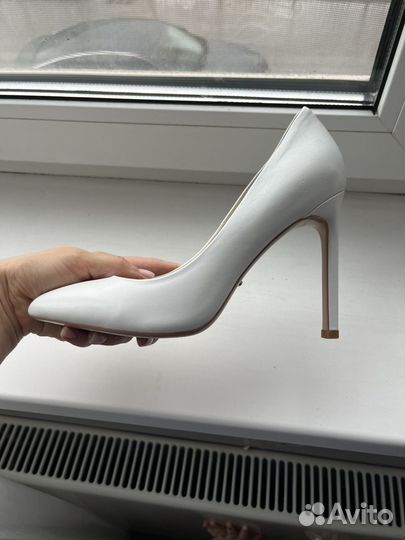 Белые туфли на каблуке Vitacci