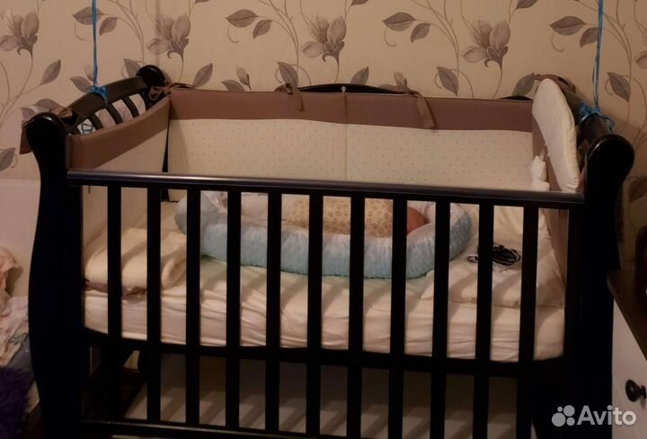 Детская кроватка с маятником