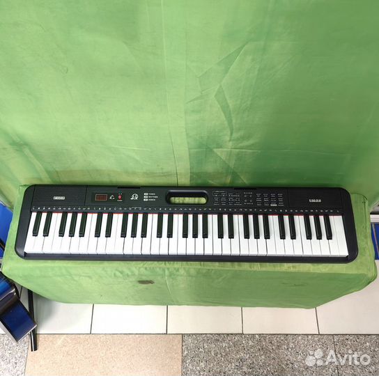 Синтезатор 61 клавиша с микрофоном