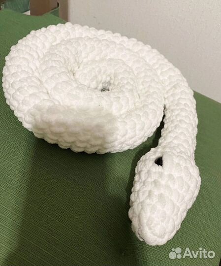 Белая плюшевая змея ручной работы