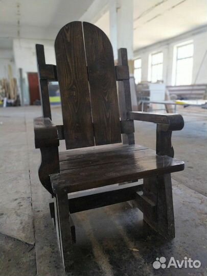 Трон деревянный